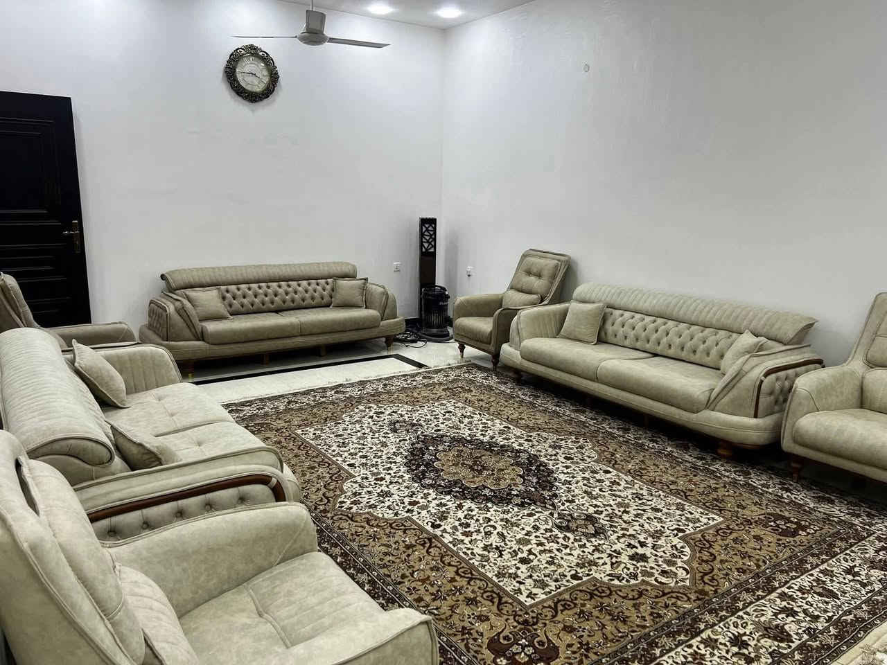 اللهم صلِ على محمد وال محمد
دار للبيع المساحة 340 متر طابو زراعي سند 25 تحويل مباشر مكانه جزائر خلف بانزين خانه مرجان شارع التانكي يبعد عن شارع العام 250 متر البناء حديث سنه البناء 2022
 (( الدار يباع مع الأثاث ))الاستفسار الاتصال علي الرقم ***********
