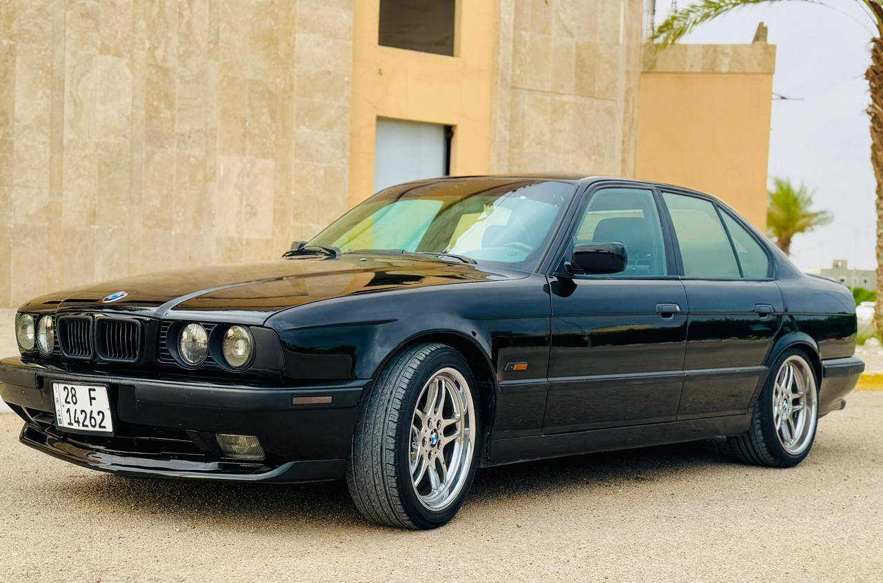 السلام عليكم 
للبيع 540i 
السياره متعوب عليها 
وكلش حلوه وجديده 

تخم تاير مع ويل كب m5 بأخر صوره
 غير الي بيها هسه

داخل اسود كارتير كشنات كهرباء 

السياره كت m بلادي دعاميات امامي خلفي سبايدر كله اصلي

رقم انگليزي بأسمي سنويه لل30

تبريد ثلج حداديه استوني مسويها

محرك استوه مبدله جديد جديد وارد يابان 

بگلايت دخاني اصلي لايت دخاني صليب اصلي 

سستم صوت اصلي مع سيدي سوني اصلي 

سستم صوت صالنصه ابو التحكم صوت رعب بيها

انطلاقه بالسياره صاروخ العقل الي بيها مزود چب 

السعر 88وبيها اشويه مجال  

العنوان النجف اتصال ***********
