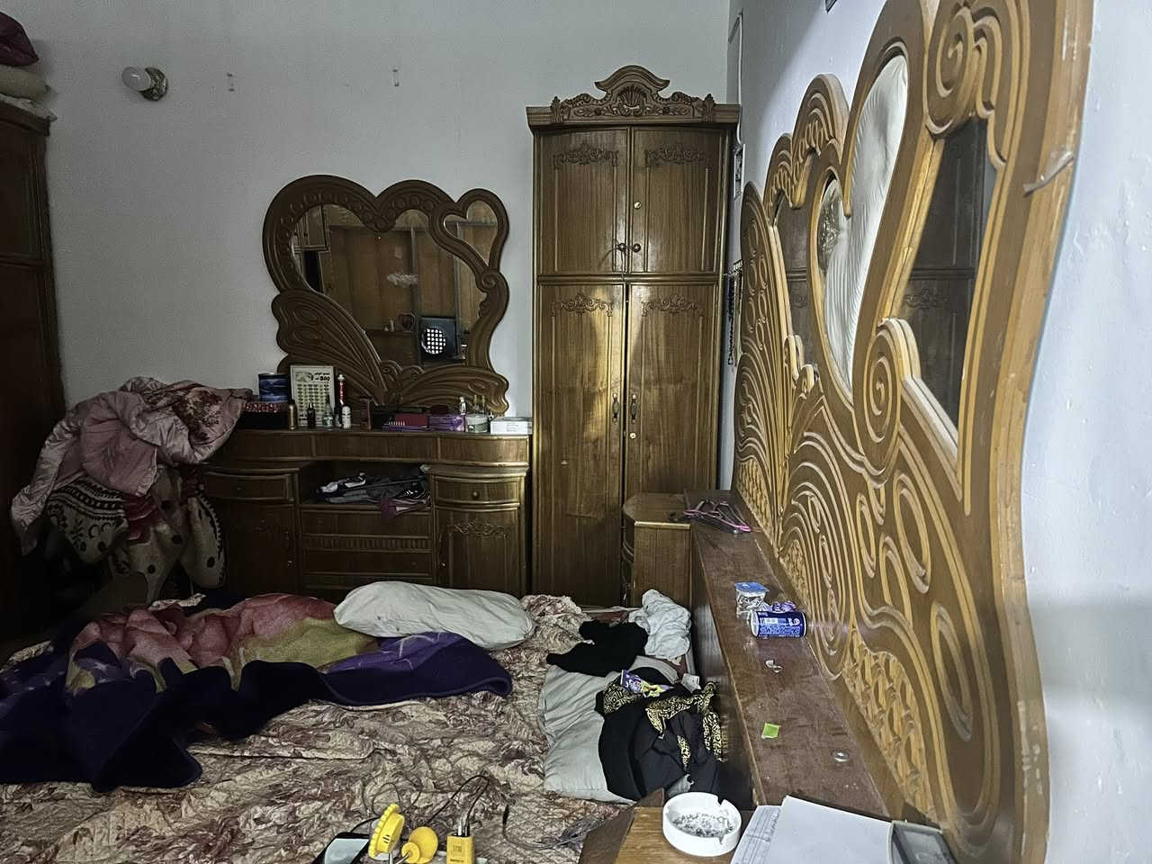 سلام عليكم ورحمة الله وبركاته
للبيع غرفه نوم عراقي صاج نظيفه جدا نضافه 80/100 بيع مستعجل عنواني بغداد الزعفرانيه ***********اتصل وتدلل الغرفه سبع قطع 
السعر 600وبيهه مجال والله اني مشتريهه اكثر من هذه السعر
