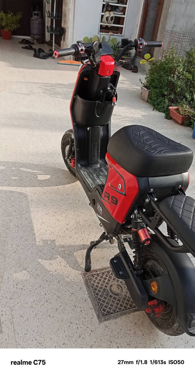 السلام عليكم دراجه شحن ار 9 للبيع بطاريات جديد ماطور نظافته 80% سعره 380,000 بمجالي يجي يريده لا يجيني خاص خابرني على بس رقم رقم التليفون ***********
