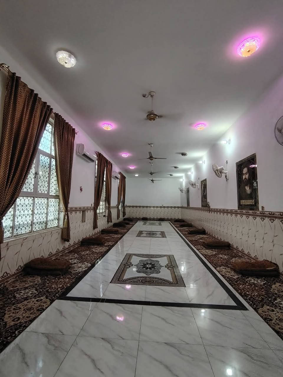 يا الله بيت للبيع مساحه
600 م مساحه البناء 400+ حديقه 200 م

بيت طابقين 5 غرف نوم صالات 2 

مطبخ ستقبال  18 متر  صحيات 
داخل وخارج البيت 

بناء جديد مال جناي طابوق وصب نزالات

#العنوان_النجف الاشرف شارع المطار الصب مقابل قرية الغدير يم مطحنه النجف 
#الستفسار_اكثر يرجا التصال
*********** #واتساب

