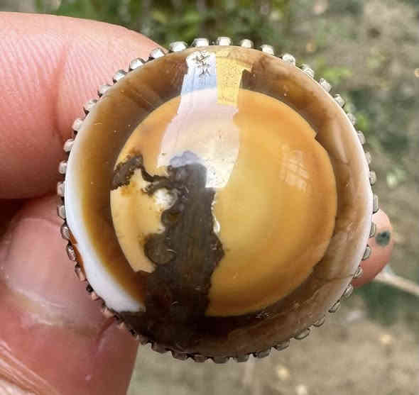 يالله اللهم صلي على محمد وال محمد السلام عليكم شباب خاتم جزع كبه نادر كلش مصور توصير واضح الخاتم درجه اولة من نوادر. صياغه ثقيله صياغه الشمري الخاتم خشن وراهي وجبير فد شي جميل كلش. قياس الخاتم 24 السعر والتفصيل اكثر خاص او على وات ساب رقم وات ساب(‭0776 592 8747‬) يوجد توصيل ال جميع محافظات العراق اخوكم حسن عدنان🫡
