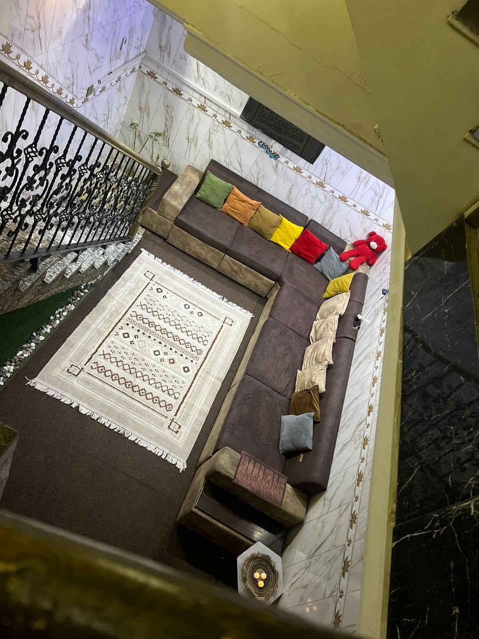 بيت طابو صرف مساحته 180متر الباويه المعامل شارع معمل ثلج داخل دربونه مع الأثاث كله  يحتوي  ع تلث طوابق طابق أرضي صاله جبيره مطبخ جبير استقبال خارجيه صحيات  خارجي وداخلي ووبطابق ثاني أيضا يحتوي على غرفتين وصاله صغيره وحمام وطابق الثالث غرفه كبيره معزوله(مخزن لبيت)اللستفسار يرجى الاتصال على هذا رقم *********** وتساب
