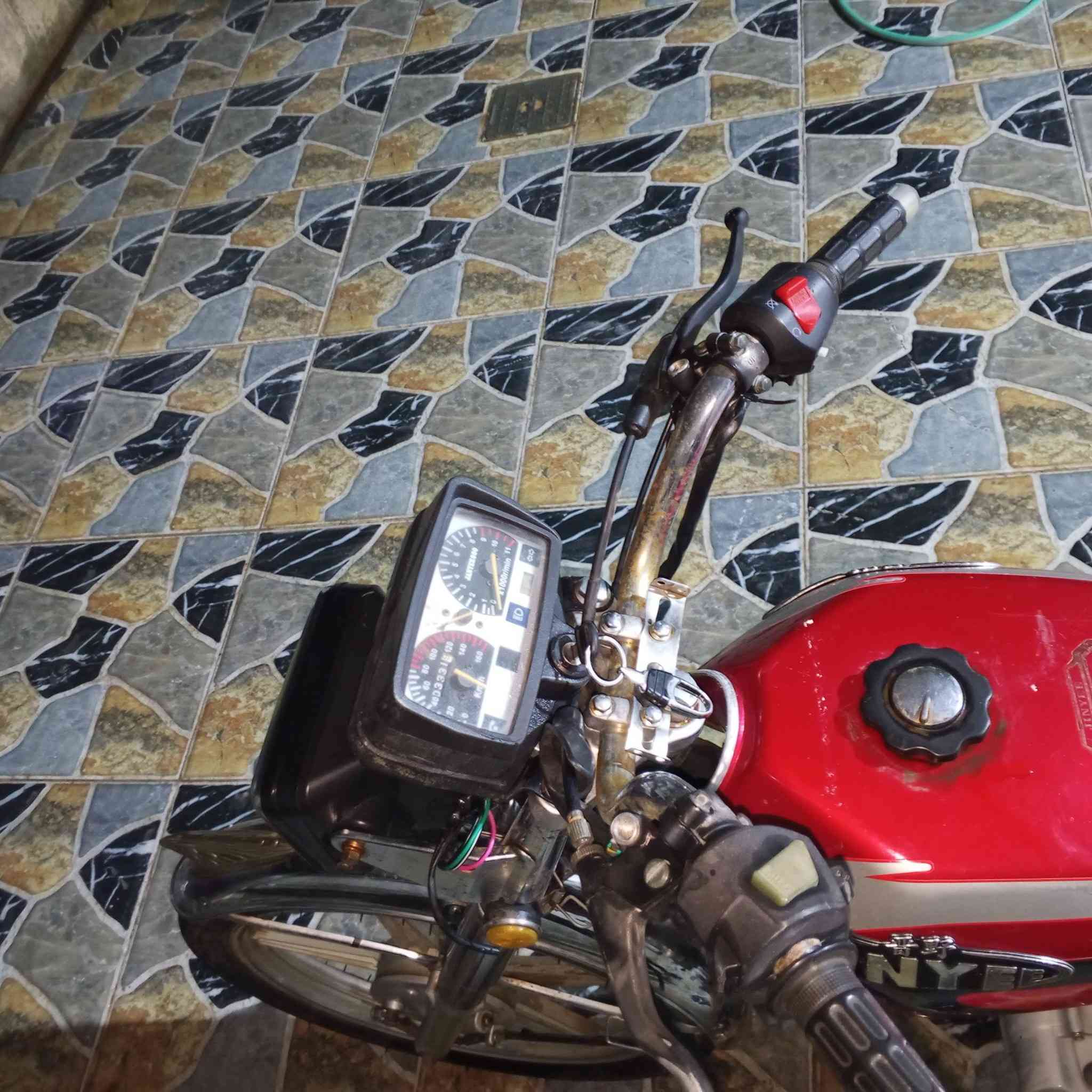 السلام عليكم موطورلبيع نضيف اوراق كامل5كير محرك ما مفتوح كهربائيات شغاله بي مجال الشراي يتصل على هده الرقم***********خابر تذلل
