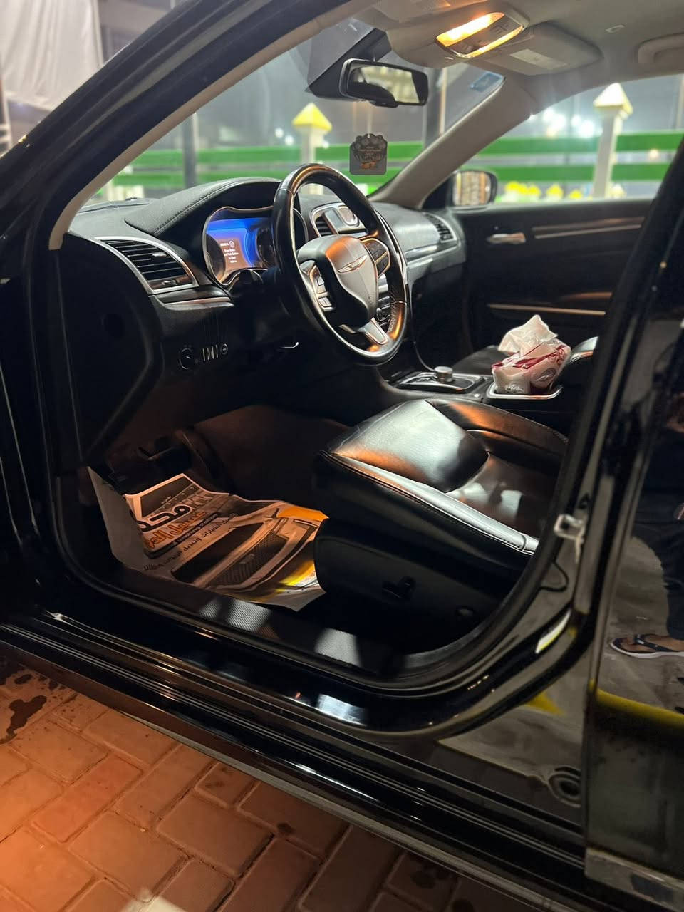 سلام عليكم ورحمه الله وبركاتو
كرايسلر اوباما موديل 2022 اصل وارد امريكي حادثه جاملغ وبنيد بدون دواخل بدون ايرباك بدون دواخل 
ماشيه 97 الف مواصفات السياره كشنات جلد كهرباء 
شاشه كبيره رادار امامي وخلفي ورادار جانبي كامره خلفيه 
360 درجه اشاير بل مري تخم تاير جديد صدر امامي خلفي كله عل بلاد لون السياره اسود ملكي تبريد قطعتين
ويل حجم 20 لايت لد بلادي تبريد عل وضع الشركة السياره مامتعوبه ومال جناي برغي مابيه نقص رقم بغداد تحويل ثاني يوم 
السعر 250 وبيه مجال حك جيتك 
العنوان بغداد 
الهاتف *********** للأستفسار
