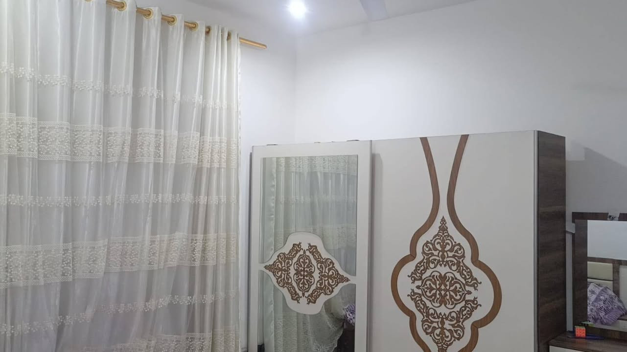 دار سكن مساحه 250 متر في حي الحكيم شارع افران الهادي يتكون من غرف نوم عدد 2 صاله مطبخ استقبال صحيات  بناء طابوك كهرباء ثريفيز ماء ثلاث خطوط للاستفسار والسعر خاص او الاتصال ع الرقم *********** 📞
