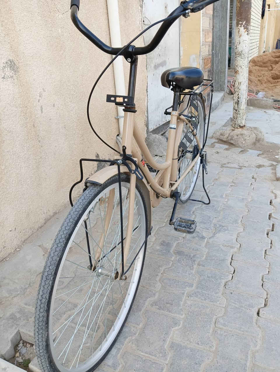 السلام عليكم بايسكل للبيع نظيف فول سعره ب 140 وبي مجال حجم 26 هذني الارقامي***********/
