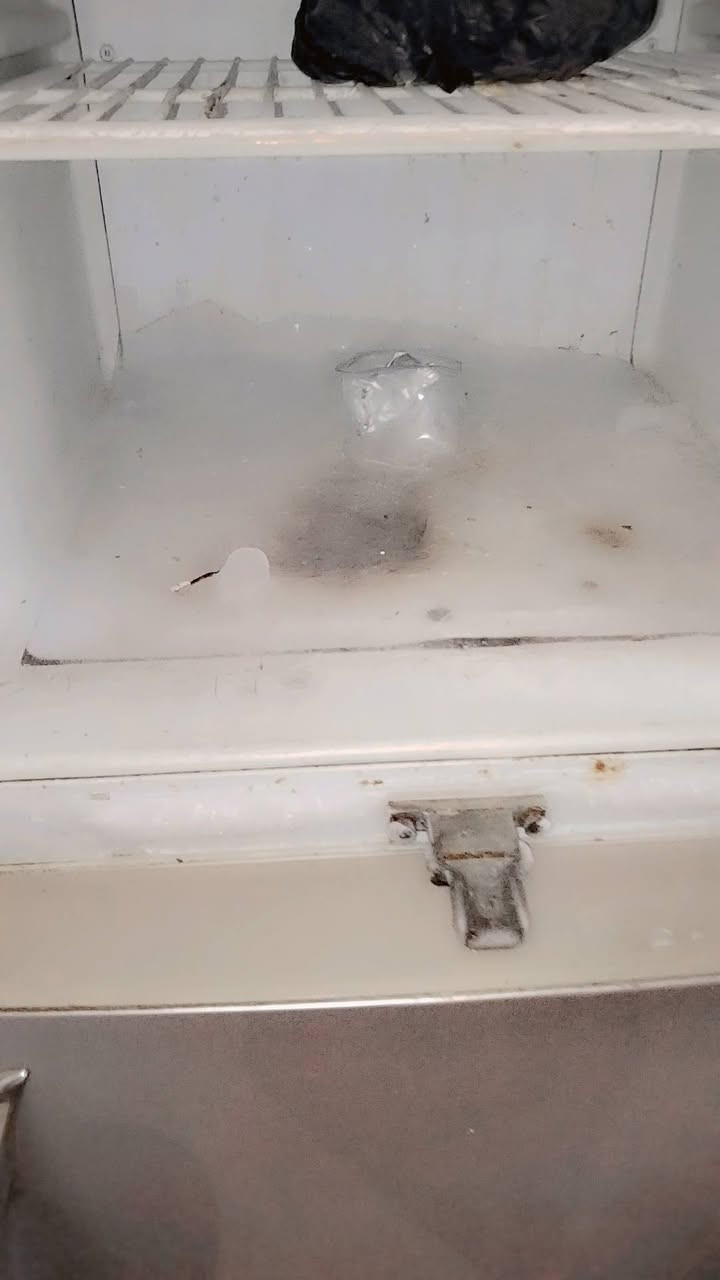 ثلاجه للبيع شغاله تبريد تجميدماركة جبسون بحاله جيده للاتصال ***********
