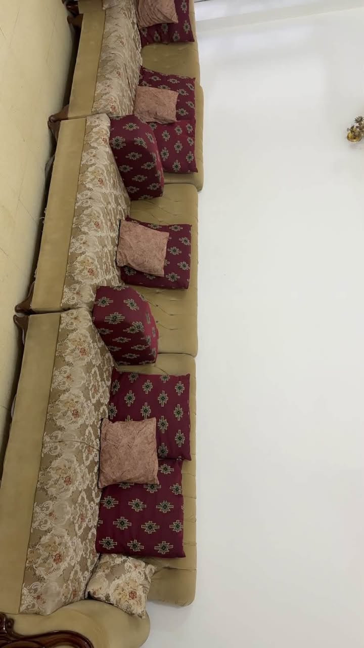 ديوان عشر مقاعد حطاطه السعر 300 المكان بغداد المنصور للتواصل ***********
