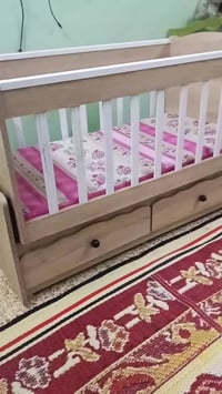 سرير طفل • هزاز • مستعمل شوية