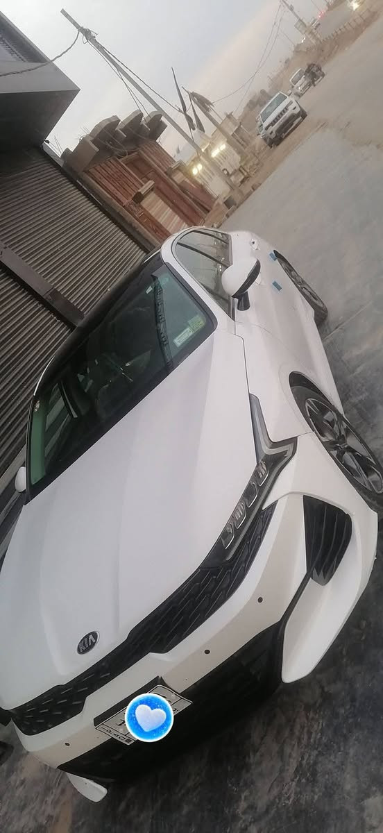 K5. 2021
الفئة: EX. 

المحرك: 1.6T تيربو 4 سلندر بنزين

ناقل الحركة: أوتوماتيكي. 

عدد المقاعد: 5. 

مادة المقاعد: جلد.

– سقف بانورامي/فتحة سقف. 
– كاميرا خلفية + حساسات وقوف. 
– مصابيح أمامية LED.

– شاشة تحكم. 
– Apple CarPlay & Android Auto. 
– شاشة عرض 

– تكييف هواء أوتوماتيكي. 
– تدفئة وتبريد المقاعد (Seat heater & cooler). 
– مقاعد جلد.

– مثبت سرعة. 
– نظام مراقبة النقطة العمياء Blind Spot Monitor. 
– فرامل ABS + ESP 
– نظام مفتاح ذكي وتشغيل عن بعد. 
– كاميرا 360° في بعض السيارات.
– حساسات وقوف أمامية وخلفية. 

✔️ سقف بانورامي / فتحة سقف
✔️ كاميرا خلفية + حساسات
✔️ Apple CarPlay & Android Auto
✔️ مراقبة النقطة العمياء
✔️ تبريد وتدفئة المقاعد
✔️ مفتاح ذكي + تشغيل عن بُعد
✔️ مثبت سرعة
✔️ نظام ABS + ESP
رقم بابل  وكاله عامه 
***********
