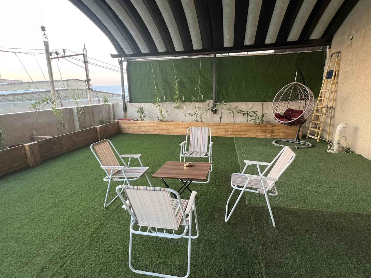 السلام عليكم 

تتوفر شقق مفروشه حديثه للإيجار ( للعوائل فقط ) موقع  الشقق جدا مميز  (بنص بغداد )بغداد - شارع فلسطين مجاور تقاطع قرطبه  مقابل مستشفى الجمله العصبيه مساحه الشقه ٨٢ متر تحتوي على غرفه سويت  كبيره و غرفه استقبال  وحمام  ومطبخ كبير وتحتوي كذلك على منورين ، تتوفر في الشقه كافه الخدمات من كراج مجاني وكهرباء ٢٤ ساعه وسبالت انفيرتر وخدمه الانترنيت . علما ان البنايه مجهزه بمنظومه طاقه شمسيه .

🩸سعر الايجار الشهري مليون وميتين  الف دينار شهريا شامله جميع الخدمات .

للتواصل على الرقم ادناه : 
***********
-
