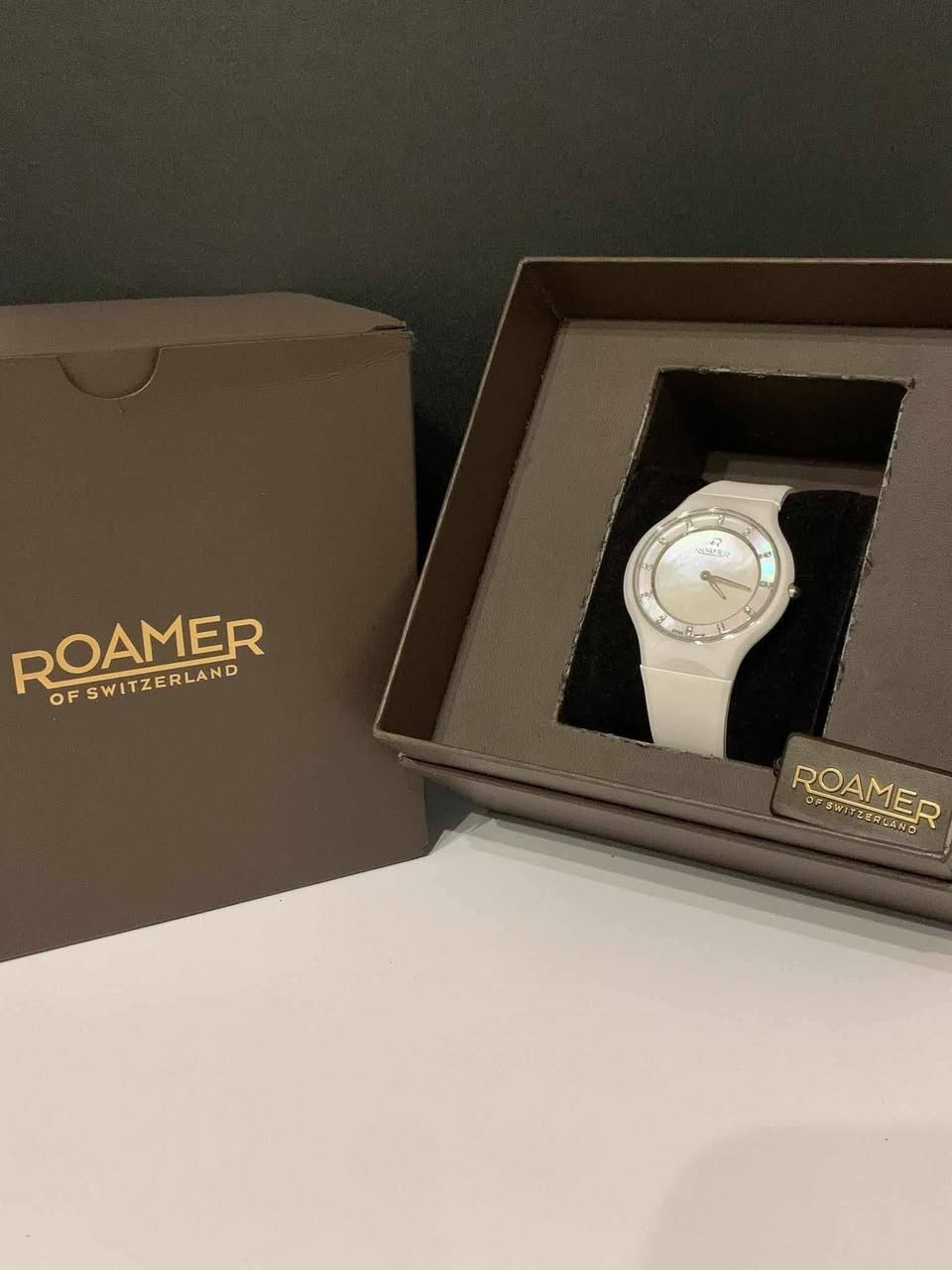 السلام عليكم........
ساعة ROAMER سويسري أصلي بطارية
بدن سيراميك 
القطر ٤٠
مقاوم للماء ٣٠م
سير ربر مطاط معلم 
جديد غير مستعمل مع العلبة الاصلية وبطاقة الضمان
السعر ٧٥ الف 
يوجد توصيل ***********
