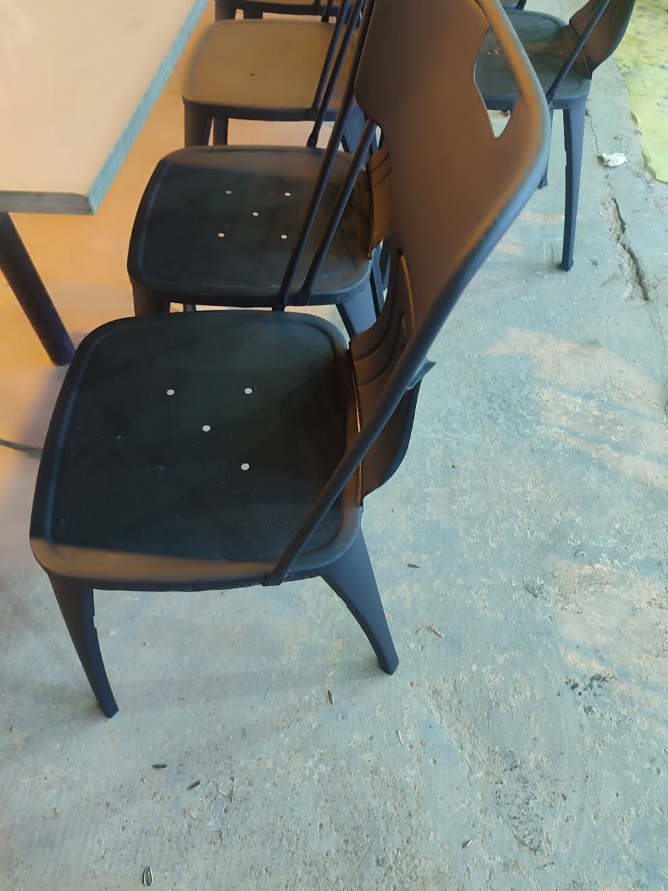 كرسي حديد ثقيل تسكام
وميز القاعدة حديد والسطح خشب مضغوط درجة أولى 
واتساب ***********
