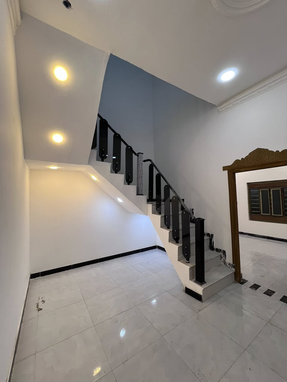 اللهم صل على محمد وال محمد
هذا البيت #يمتاز بمساحة 120م
البيت فارغ وجاهز للمشتري 2026
إبي الخصيب - طريق الوسطي - قرب مستشفى الصيني
ملك صرف زراعي المالك عراقي #نموذج 25
#يحتوي :: طارمة واسعة . استقبال . مطبخ 
صحيات خارجية . صالة . غرفتين منام . مصعد درج
مناور عدد 2 . صحيات داخلية . 
مغاسل كيزر خزانات ماء
#السعر_المطلوب :: 65 مليون قابل للتفاوض
#للاستفسار :: ***********
