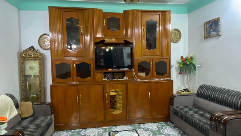 السلام عليكم معرض لبيع  ويا قطعه 3مكاني رمادي جويبه سعر 300بي مجال الرقم ***********
