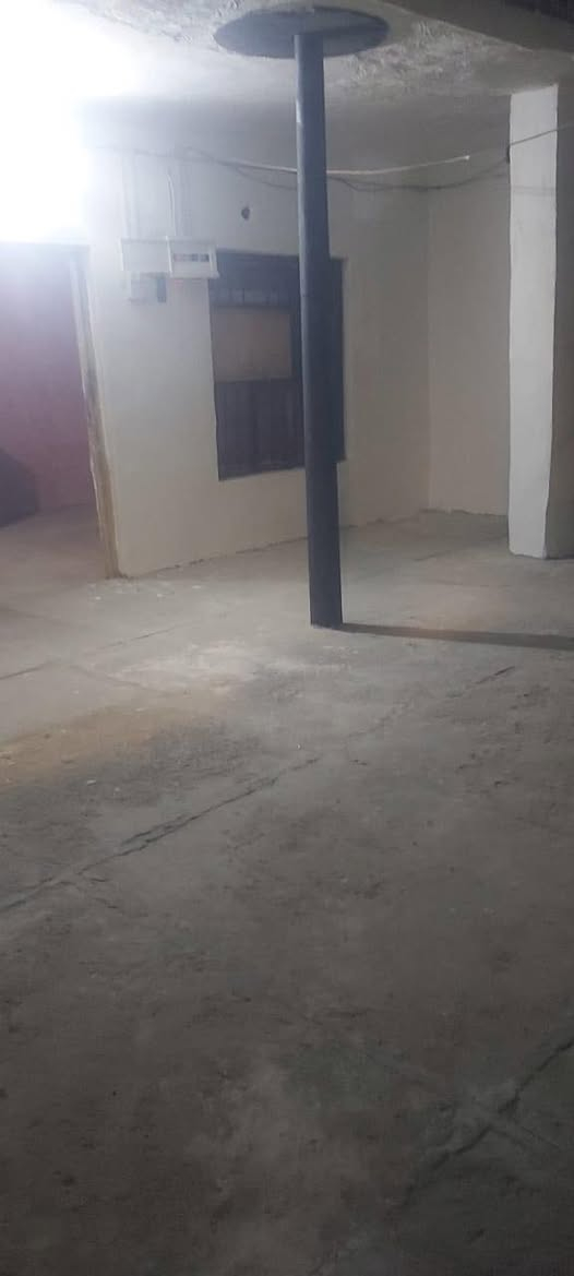 شقه درج للايجار في 5 ميل تحتوي غرفتين ومطبخ ومشتملات وسطح السعر 325 الف شامل الماء والكهرباء 
واتس ***********
