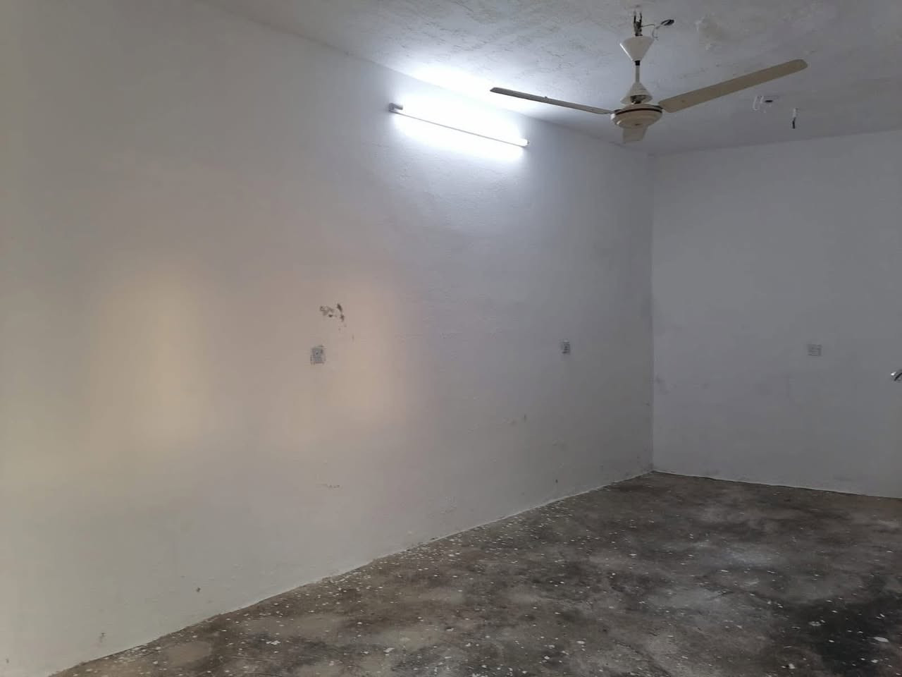 #دارللبيع
خانوو بو فروشتن له گه ره كى ئازادى 
روبه رى 210 متر طابو ملك صرف

پيكهاتوه له :- 2 ژور نوستن - هول - مطبخ - گه راج

بوزانيارى زياتر په يوه ندى بكه ن به عقارات ستار اكرم بازرگان

📍ناونيشان : كه ركوك بازارى ئازادى ته لارى ئاسو

***********
***********
