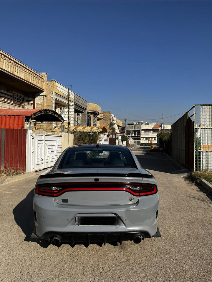 سلام عليكم من رخصه الادمن  (كلشي كتبت بالمنشور )
للمراوس 

جارجر SRT سكات باك 

مكينه 6.4 

السياره كير مكينه صدر كله جديد 

السياره جاهزه من كل النواحي 

حادثها جاملغات خلفيه فقط بدون اي شي 

يعني حوض مكفول 

بس جاملغات خلفيه (يعني حوضها مابي شي حادثها صاير من فوك)

مبدلين جاملغات خلفيه بس جاملغات بدون اي دواخل 

مغيرين لونها من فيلي غامق الى اسمنتي 

السياره مال جناي 

جك انجن ما مشتغل بيها اي كبوب ما مشتغل بيها 

جاهزه جدآ 

السياره مصروف عليها فوك ال 30 ورقه 

السياره حته اكزوزها بلادي ما ملعوب بيها ابد

ماشيه 81 الف كيلو متر بس 

والسياره مداريها زيت يورول و بانزين محسن 

السعر 165 

(مراوس فقط ) 

***********
