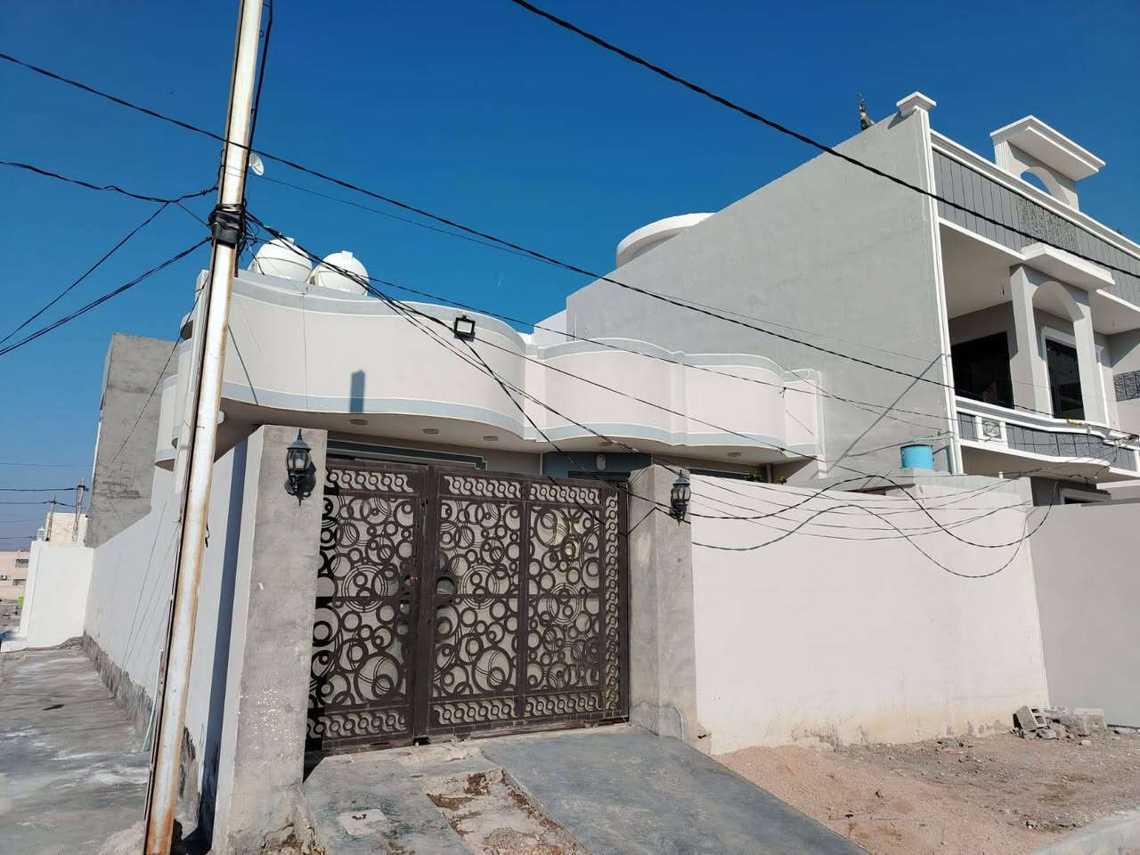 دار للبيع مساحة 200 متر طابو صرف بوابة قاطع الأول يتكون الدار من ستقبال و مطبخ و صالة كبيرة و غرفتين نوم و صحيات داخلية و خارجية و بيتونة كبيرة مع سطحين بناء حديث للستفسار التصال على الرقم *********** / ***********
