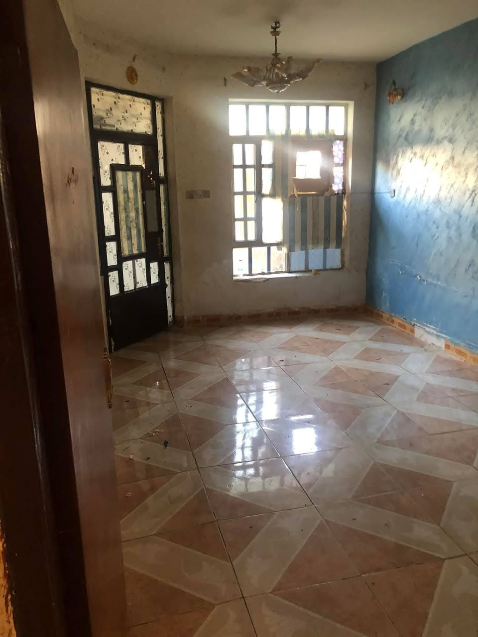 السلام عليكم يوجد دار في المواصلات الجديدة بالقرب من مدرسة كنانة المساحة 100 متر مدخلين يحتوي الطابق الارضي كراج وغرفة نوم ومطبخ وحمام وتواليت وتواليت خارجية والطابق الثاني غرفة نوم ومخزن وبلكونة السعر 450 الف الاتصال ***********  و ***********
