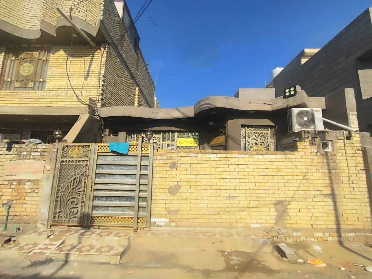 🪙بيوت اثنين مع قطعة ارض100م  للبيع 
الموقع.. كربلاء قرب سيطرة الأبراهيمية يبعد على الشارع العام 150 متر مقابل جامعة العميد و مستشفى العميد الجديدة
الاول المساحة : 150 متر
الواجهة: 12 متر / النزال : 12.5 متر
سنة البناء: 2022
جنس العقار: طابو زراعي سند 25
تفاصيل البيت الاول
استقبال
صالة
غرفة النوم    
مطبخ البارد
مطبخ الحار 
صحيات داخلية وخارجية وفي الطابق الثاني 
ثلاثة غرف نوم مع مجمع صحيات موضحات في الفيديو 
و ايضاً مخزن في الصطح 
والبيت الثاني مساحة 100 متر
واجهة 8 ونزال 12.5
 يحتوي على 
صالة 
استقبال 
مطبخ 
غرفة نوم 
مجمع صحيات
السعر  270 
للأستفسار الاتصال على الارقام : ‏‪***********
***********
