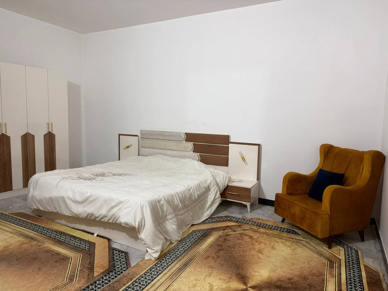 � شقق مؤثثة للإيجار – الكرادة 🏠
✅ غرفتان نوم

✅ صالة مريحة

✅ مطبخ متكامل

✅ حمام

✅ مؤثثة بالكامل وجاهزة للسكن

✅ مناسبة للعوائل والسكن الهادئ.

📞 للاستفسار والحجز:

***********

🏢 كما يمكنكم زيارة مكتبنا للاستفسار والحجز على العنوان التالي:

الكرادة داخل - مجاور دايموند مول / شارع علاء حداد.

🔹 شقق نظيفة ومجهزة بالكامل وجاهزة للسكن الفوري.

🔹 العدد محدود، والأولوية للحجز المؤكد.

🔹 أهلاً وسهلاً بكم في أي وقت للاستفسار أو المعاينة.
