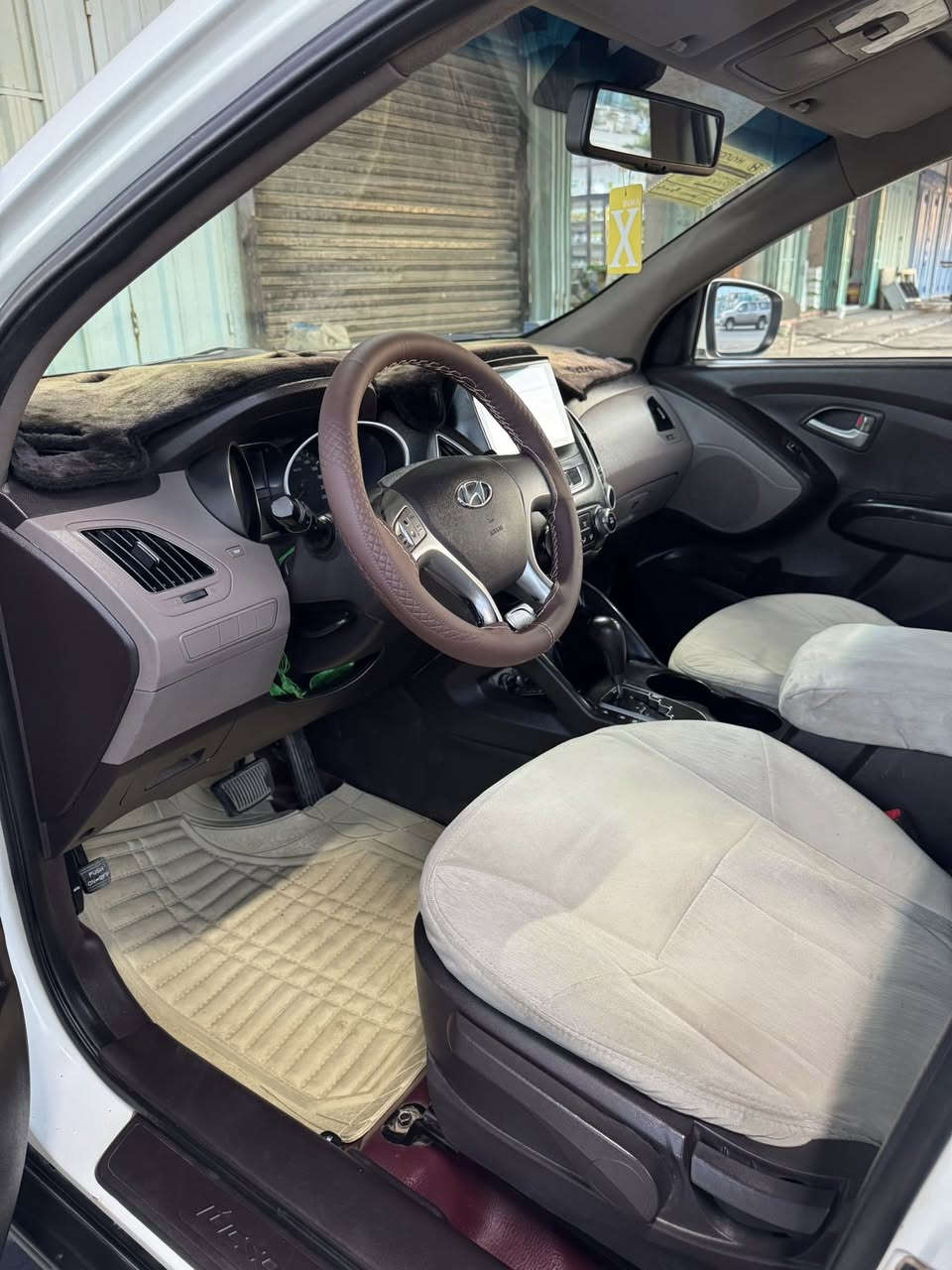 السلام عليكم
⸻

🚗 توسان 2011 خليجي للبيع 
قطعة وحدة  صبغ بس باب الجنطة 
وبيها بارد شي قليل سونار موجود 

السيارة نظيفة كلش ومرتبة 👍

🔹 موديل: 2011
🔹 وارد: خليجي
🔹 مكينة: شرط 
🔹 كير: مكفول
🔹 تبريد: ثلج ❄️
🔹 شاشة وكامرة خلفية

📍 الموقع: (صلاح الدين بلد )

💰 السعر: (127$)وبيها مجال 

📞 للتواصل: (***********)
                                      (***********)
