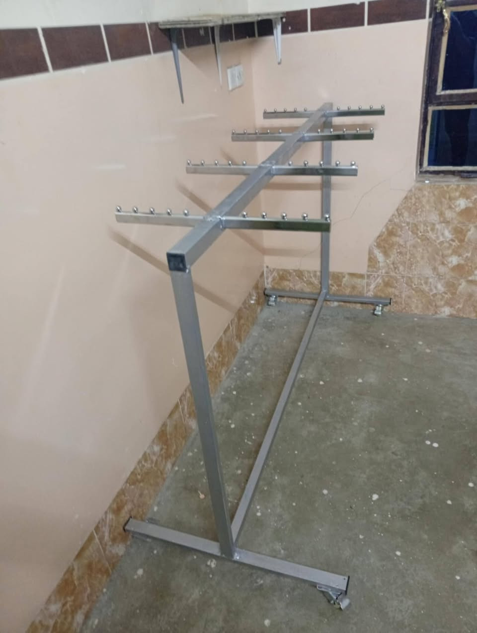 تعلاگة ملابس حديد
السعر 30 وبي مجال بسيط 
***********
