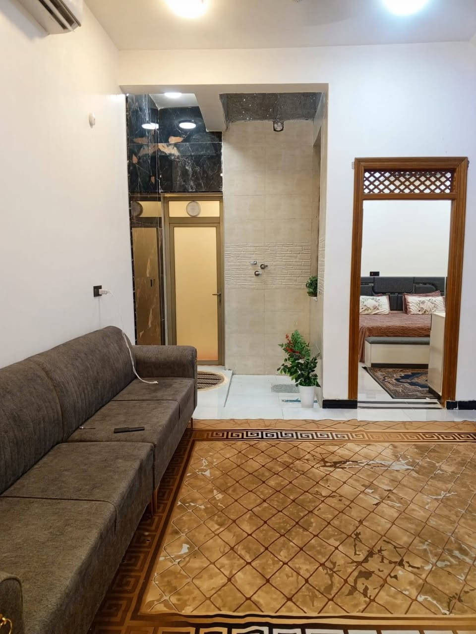 #يالله (اللهم صل على محمد وآل محمد)

#بيت زراعي 115  متر طابقين للبيع

يحتوي على 4 غرف وإستقبال وصاله ومطبخ وحمامات خارجيه وداخليه  ومناور بيت جديد بناء (2025)

البناء طابوك صب كونكريت ساقط بناء درجه أولى

خدمات متكامله من ماء ومجاري وكهرباء ونت ضوئي والتبليط قيد الإنشاء

#العنوان ناحية أور (السديناويه) قرب مدرسة صفي الدين

#السعر واي تفاصيل التواصل على الرقم ***********
