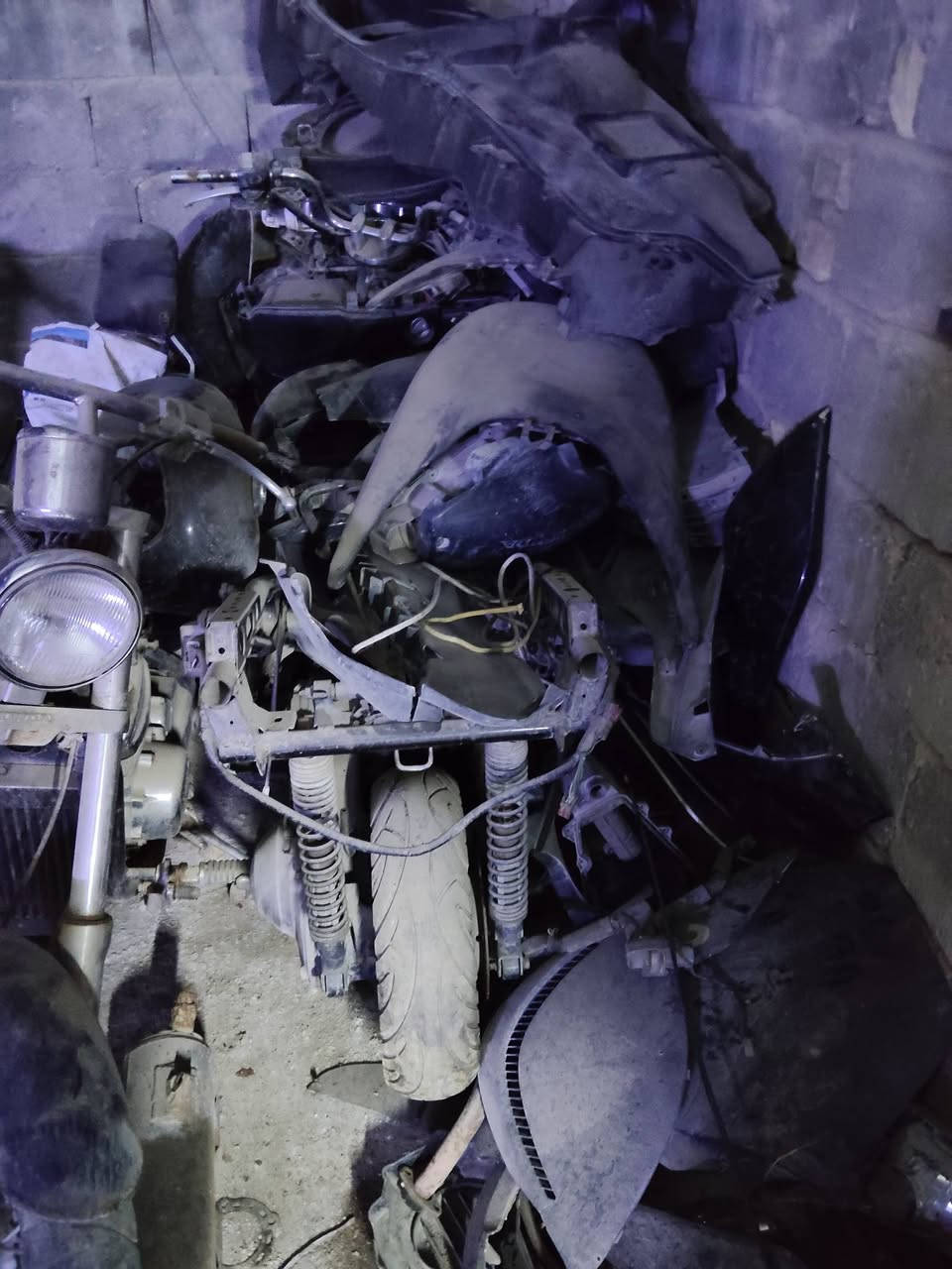 سلام عليكم فورزات العدد 2 غراضهن كاملات المكاين عاطلات المكان حله السعر دراجتين 350 الهاتف***********
