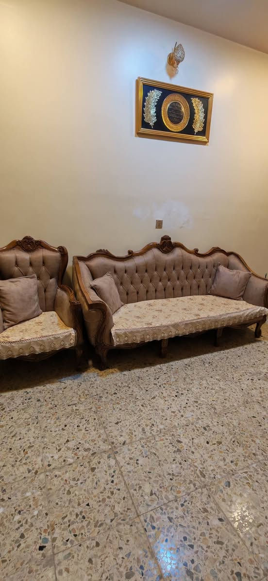 السلام عليكم تخم للبيع 10مقاعد كلش جديد استخدام شهرين مصري مع طبله حجم كبير سعره مليون و400وبي مجال عنواني بغداد المشتل الشراي يتصل فقط بي واتساب ***********
