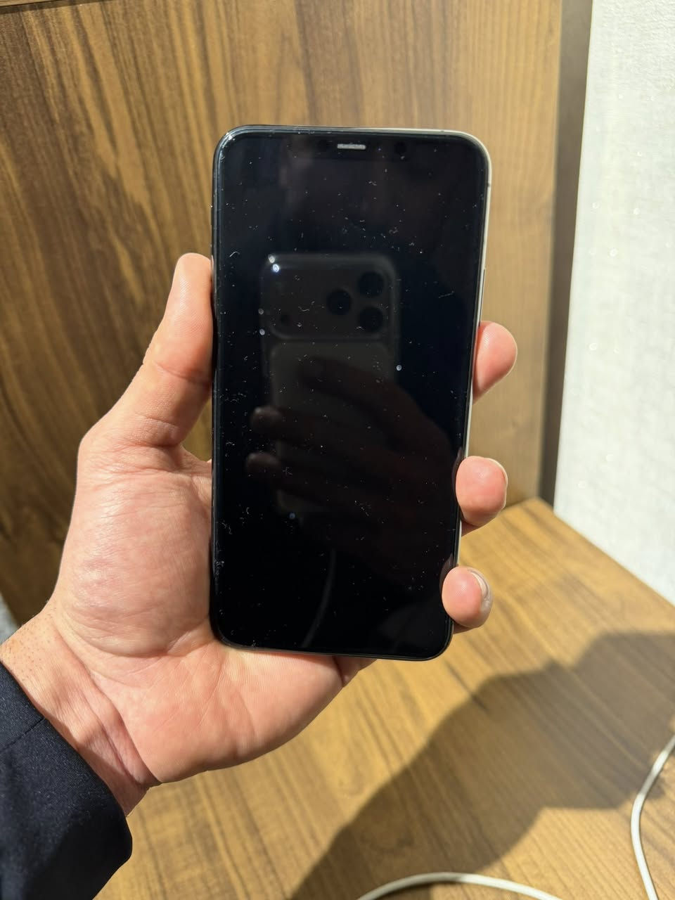 السلام عليكم ايفون ١١ برو ماكس لون اسود ذاكرة 256 سيم كارت واحد وكلة بلادي ممبدل بيه اشي شي ولا مفتوح الجهاز ولا مصلح كله بلادي سعره 250$ وبيه مجال كيبل شحن بلادي وياه والكارتونه مالته 
*********** واتساب
