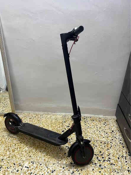 السلام عليكم 
سكوتر شحن
سرعة 30km\h حقيقي شرط
بيه 3 انضمة قيادة اقتصادي وعادي وسبورت
السرعة شرط 30 حقيقي طيران
يتحمل وزن 100 كيلو شرط
استخدام من ساعة الى ساعتين حسب الوزن
بطارية ليثيوم حجم كبير جديدة شرط شرط شرط قبل سبوعين اخذتها ب 80 الف 
شرط يمشي مسافات حيل طويلة
بيه وقافية صفح
ولايت قوي
وبريك دسك قوي
والسحب مالو حيل قوي
تايرات جديدة امامي وخلفي
يصلح لعمر من 8 سنوات اقل شي لان حجمو كبير
وللشباب يتحمل وزن 100 كيلو شرط 
السكوتر كامل وما بيه اي خلل شرط
الستيرن ينطبق مثل ما موضح بالصورة
بيه برنامج يتصل بل مبايل تتحكم بيه
وبيه مثبت سرعة 
عنواني موصل ايسر شراي اتصل موجود توصيل جميع المحافضات
***********
السعر 175 وبيه مجال للشراي موصل
