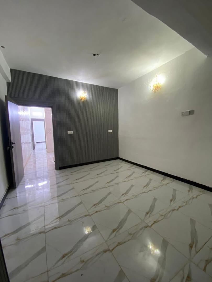 #للايجار  في السيديه 
🔹 دار حديث وجديد بالكامل – طابقين
📍 الموقع : السيدية / التصنيع

📐 المساحة : 85 متر

💎 تفاصيل الدار :

🔸 الطابق الأرضي :
🚗 كراج
🛋️ استقبال مرتب وواسع
🍽️ مطبخ
🛏️ غرفة نوم
🚿 صحيات
🌤️ منور

🔸 الطابق الثاني :
🛏️ 2 غرف نوم
🚿 صحيات
🌅 سطح مرتب

✅ الدار جديد وجاهز للسكن فوراً
✅ تشطيب نظيف وموقع ممتاز
✅ مناسب للعوائل الباحثة عن الراحة والهدوء

💰 الإيجار : مليون دينار قفل شهرياً

📞 للاستفسار :
***********
