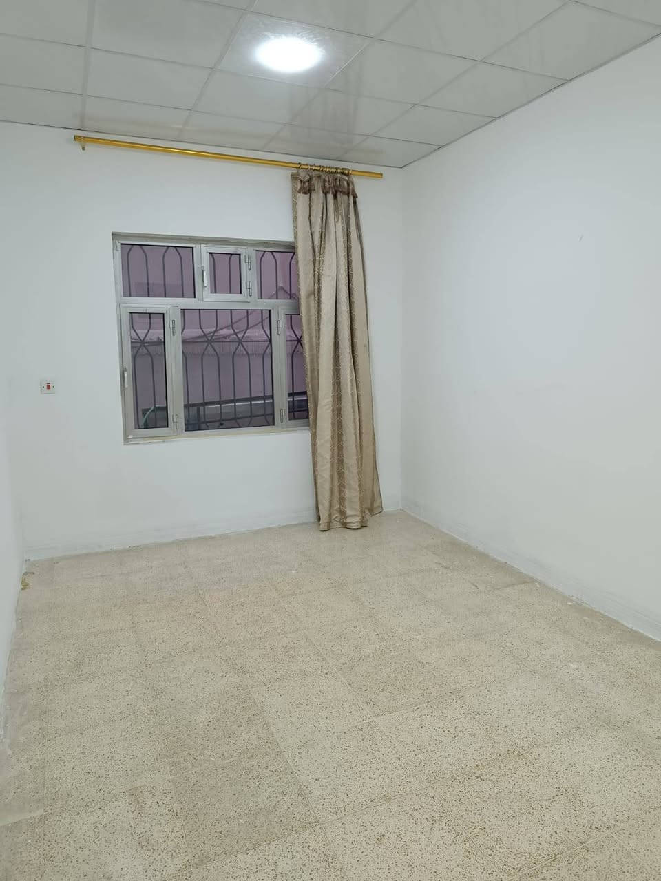 (خانوو بۆ فرۆشتن لە سلێمانی لە گەڕەکی زەرگەتە)
خانووەکە چۆڵەو کلیل حازرە 

مساحەی 191متر 

دوو قاتە بۆ دوو ماڵی جیا دەبێت
قادرمەی دەرەوەو ناوەوەی هەیە 

قاتی یەکەم (میوان، مەتبەخ، هۆڵی دانیشتن، دوو ژووری نوستن، حمام و توالێت، حەوشەو گەراجی سەیارە) 

قاتی دووەم (میوان، مەتبەخ، هۆڵی دانیشتن، دوو ژووری نوستن، حمام و توالێت، باڵکۆنی) 

نرخی 9 دەفتەر وە مجالی تێدایە 

تلفون، واتساپ ***********
