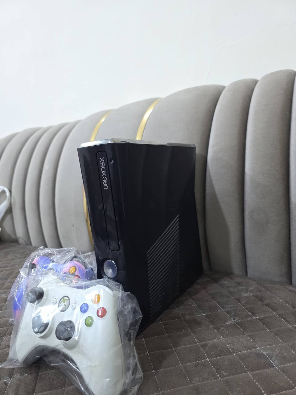 اكس بوكس 360مهكر نظام ارورة حيل حيل نظيف يحتوي على 141لعبة ويحتوي على 2جوستك وغراضه كله بلادي شرط الفحص السعر 130وبي مجال للطيبين توصيل جميع المحافظات متوفر ***********

