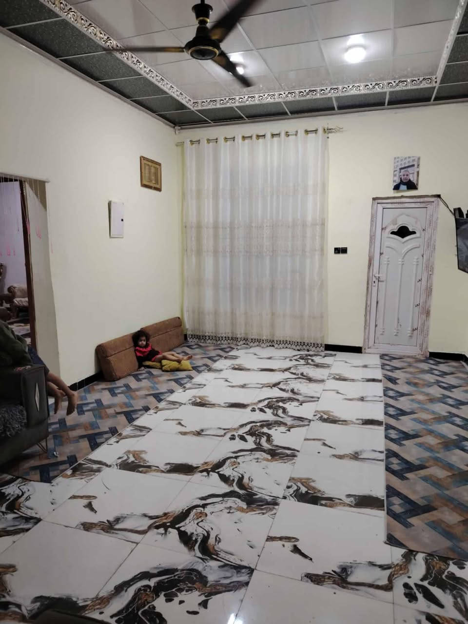 بيت 200زراعي غرفتين وصاله ومطبخ وديوانيه وصحيات داخليه وخارجيه عكاده سقف ثانوي ارضيه بورسلين عرض الشارع عشرامتارشارع الفرن سبل الثاني بيه وصل تطويب للاستفسار***********
