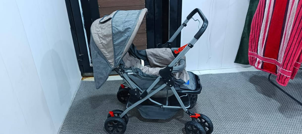 للبيع عربانة اطفال نوعية Bravo  مستعملة شي قليل الظهر. يصير كعدة ونوم
مريحة كلش وجبيرة تايراتها نظيفة
وتندفع من الخلف ومن الامام كما موضوح بالفيديو 
السعر ٣٥ وبيها مجال  مكاني بغداد ساحة ميسلون  للاستفسار ***********
