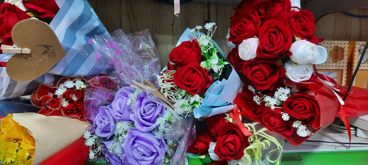 لدينا افضل انواع الورود ودبب وهداية عيد الحب ومناسبات  في مكتبة الحميدية بادارة كاك مجيد *********** مقابيل مستوصف الصحي
