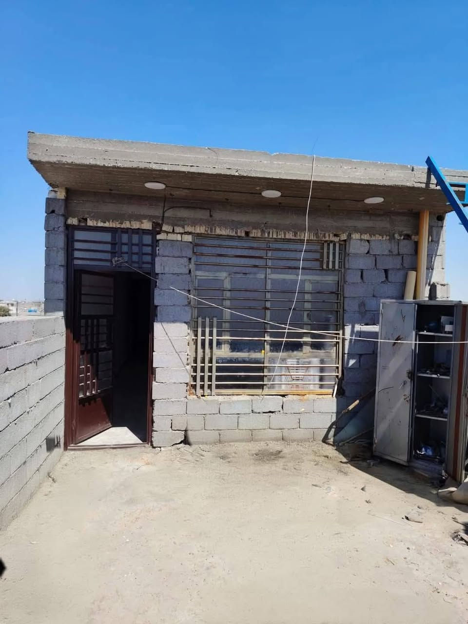 سلام عليكم اخوان بيت مساحته 125يحتوي ع 3 غرف نوم وصحيات 3 ويحتوي ع صالتين  وسطحين الموقع المشتل شارع المطبك قرب مجلس بلدي مجمع فدك سعر خاص رقم الاتصال *********** اتصال ورقم ثاني واتساب             ***********
