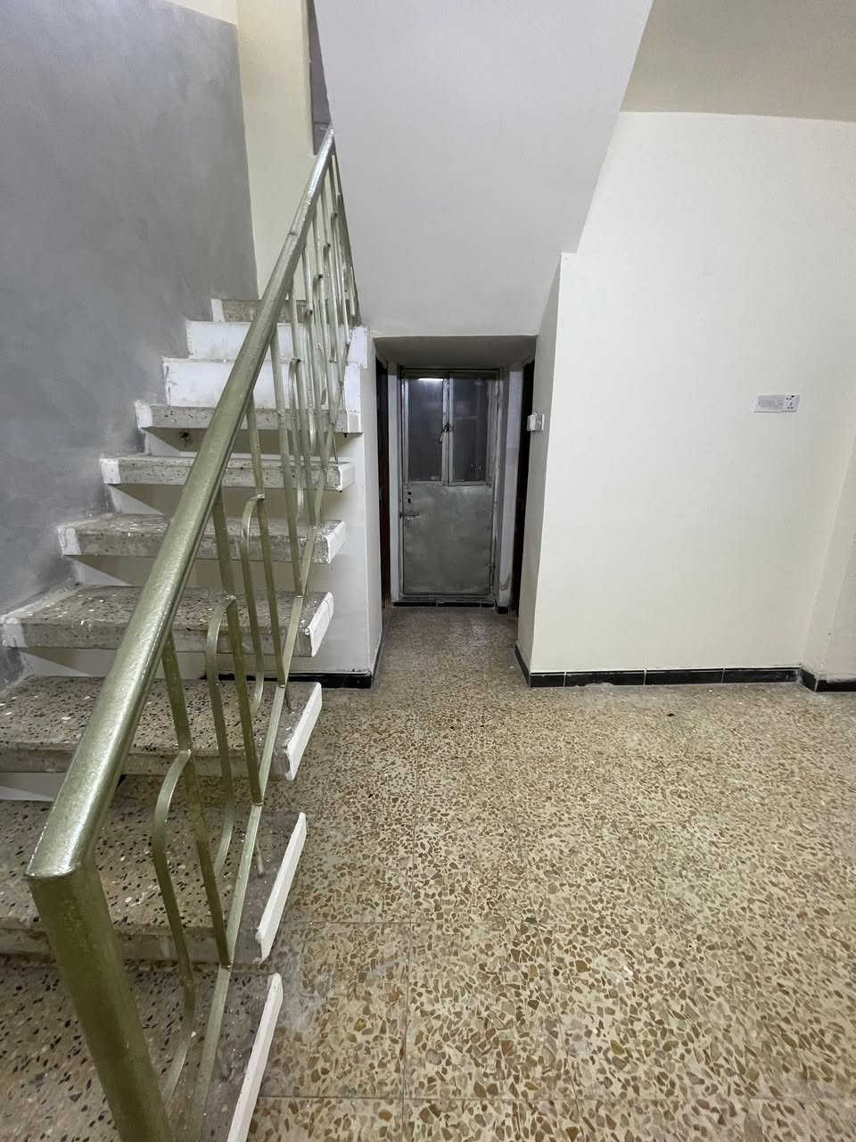 #للايجار_في_السيدية

دار سكني المساحة 150 متر

يحتوي مدخلين ثلاث غرف نوم صالة مطبخ خدمات كراج

بيت جاهز موقع مميز اجاره مليون 

للأستفسار: ***********
