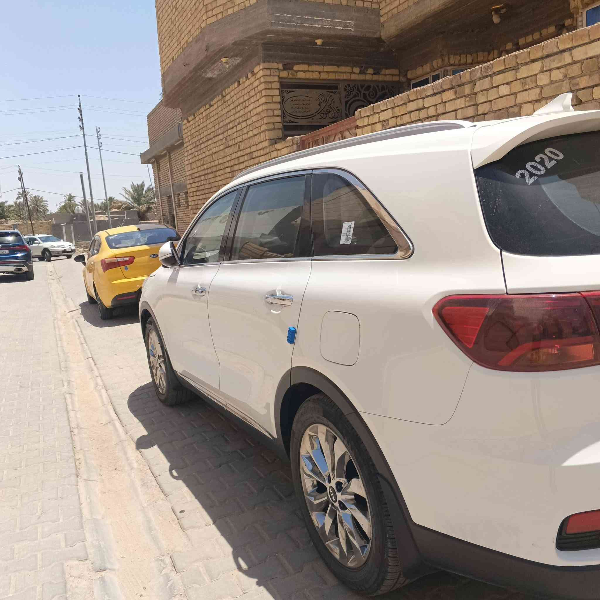 ✨ كيا سورينتو 2020 فول مواصفات (خليجي) للبيع
الموديل والسنة: كيا سورينتو 2020
​المحرك: 3.5 لتر، 6 سلندر
​الجير: أوتوماتيك
​المسافة المقطوعة: 81,000 كم
​اللون الخارجي: أبيض (بدون صبغ، مكفولة السيارة 3 قطع)
​اللوحة: المثنى، خصوصي

​✨ أبرز المواصفات والمميزات:
​المقاعد: جلد، تتسع لـ 7 ركاب (3 صفوف مقاعد، مع مقاعد الصف الثالث).
​التبريد: 3 قطع (تبريد ممتاز لجميع الصفوف).
​النظام الترفيهي: شاشة تدعم نظام "أبل كاربلاي" و "أندرويد أوتو".
​التكنولوجيا والراحة: تشغيل بصمة، صندوق خلفي كهربائي، شاحن لاسلكي، مثبت سرعة، نوافذ ومرايا جانبية كهربائية.
​الأنظمة المساعدة والأمان: كاميرا خلفية 360 درجة، حساسات أمامية وخلفية (4 حساسات)، نظام مراقبة النقطة العمياء، رادار، مانع انزلاق، أنظمة قيادة متعددة (وضع القيادة)، حساسات ضغط الإطارات، وقفل الأمان للأطفال.
​الإضاءة: مصابيح زينون أمامية مع إضاءة LED أمامية.
​الستائر: بردة خليفية (ستائر خلفية).

السعر المطلـوب: $25,500 (دفترين و 55 ورقة)

​📞 للتواصل والاستفسار:
​للمزيد من المعلومات أو المعاينة، يرجى الاتصال أو التواصل عبر الواتساب على الأرقام التالية:
​الرقم الأول: ***********

