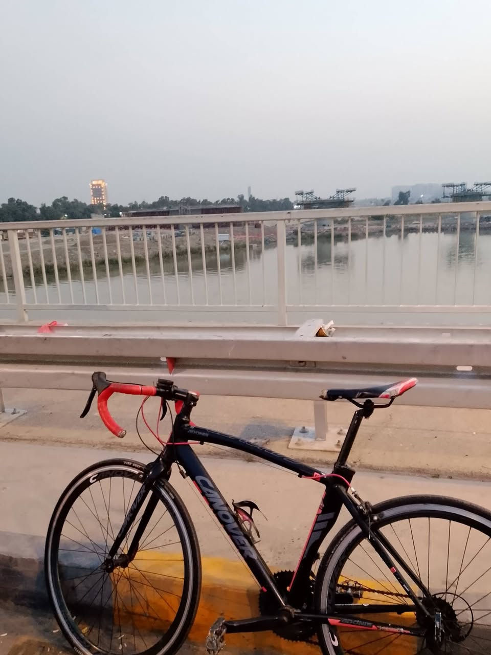 السلام عليكم 🫡♥️
رود ماركة كانوڤر CANOVER الياباني🇯🇵
بلادية على وضع الوكالة
مختمه بكل اجزاء الدراجة

معدن الفريم // المنيوم بالكامل🔥
قياس الفريم // ميديم M
فريم حديث مضلع🌟

سستم الدراجة // شيمانو تورني كامل بدون نقص SHIMANO TOURNEY
سستم ياباني كامل مكمل

ويالة الدراجة // مختمه بأسم الماركة CANOVER ارتفاع 40 تتكون من طبقتين لتحمل الطسات والوزن
مع عداد لقياس السرعه والمسافات

السعر💵 // 250 الف وبيها مجال
العنوان🏠 // بغداد - البياع 
للاستفسار : ***********
