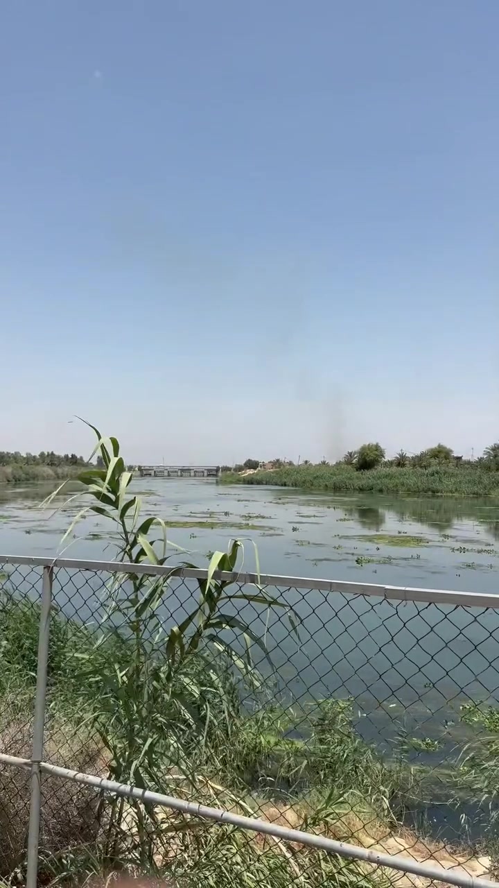ارض للبيع مطله على نهر الفرات ‏في الكوفة أم عباسيات الشارع الذهب إلى الحلة قرب البوابة دونم مطل ع الشط يحتوي على سياج حجر ومن جهة الشط مكسي حجر الارض طابو زراعي للتواصل ***********.            ***********
