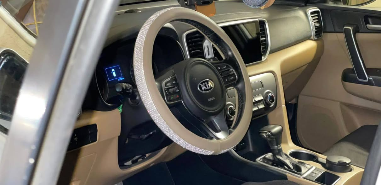 كيا سبورتج ٢٠١٨ خليجي ماشيه ١٠٠ قابل للزياده بيه دعاميه فقط اثر شك السياره كله بلاديه صدره ع وضع شركه تخم تايرات داخل مخمل وجلد حمصي مكان السياره حي جهاد للاستفسار اتصال فقط ***********
