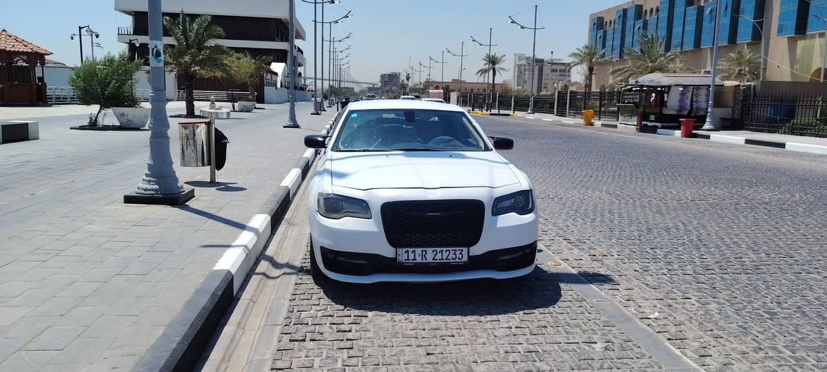 للبيع: كرايسلر 300 (أوباما) موديل 2013 بحالة ممتازة جداً ✨
سيارة نظيفة جداً وجاهزة للاستخدام 
### ⚙️ المواصفات الفنية والميكانيك
 * **المحرك:** 6 سلندر، 3600  (تبريد ثلج، حدادية وأكسن بحالة ممتازة).
 * **الجير والمحرك:** بشرط الفحص الكامل.
 * **الإطارات:** تخم تاير جديد.
### 🛋️ المواصفات الداخلية و
 * نظام تشغيل عن بُعد.
 * كراسي (كشنات) كهربائية مع ميزة التدفئة.
 * كلاص ثلاجة.
 * كاميرا خلفية.
### 🧼 حالة الهيكل الخارجي (البودي):
 * **التحديث:** محدثة بالكامل موديل 2020 (داخلي وخارجي).
 * **الصبغ:** السيارة صبغ 4 قطع (جاملغين وبنيد أمامي + جاملغ خلفي) بدون شخوط، بدون تعديل بارد، وبدون دحجات. البودي الخارجي نظيف جداً.
### 📑 الأوراق والتحويل:
 * السنوية والهزة والأرقام كلها جديدة والسيارة **بإسمي** وجاهزة للتحويل مباشرة.
### 📞 للتواصل والإستفسار:
 * **واتساب (WhatsApp):**
   * 📱 الرقم الأول: *********** شط العرب, البصرة
