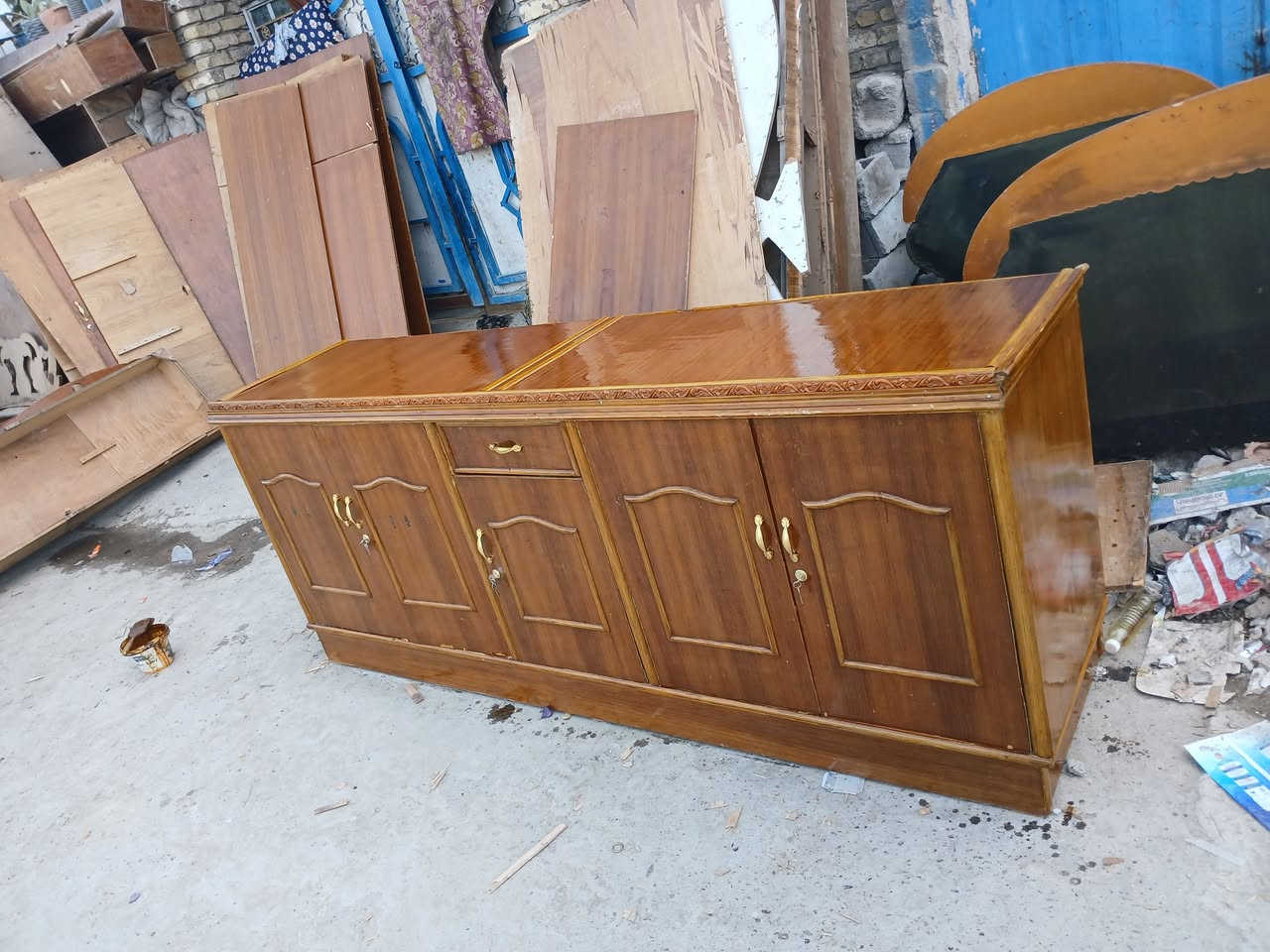 بوفيه ام ٥ حلوه كامله يدات جدد قفاله جدد صبغ تلميع كامله متواجد علخاص اكو توصيل رقمي ***********ابو جود سعره ١٠٠قفل
