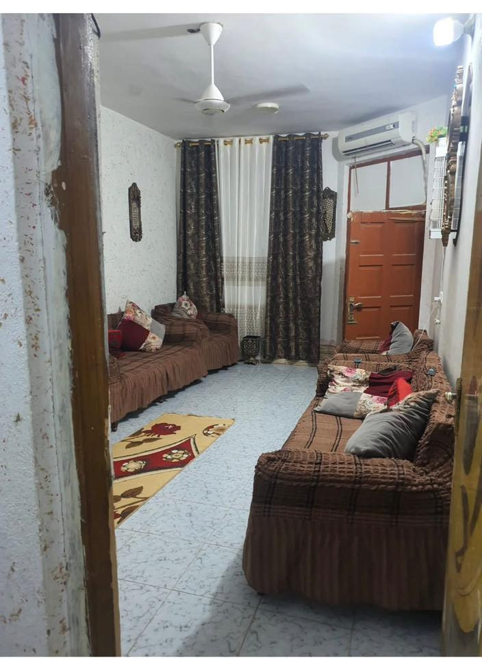 مشتمل ١٠٠م طشاش  حي الميمون شارع مدرسة الازكياء  ينرادله تنظيف لان متروك   يحتوي ع  كراج و صالة ومطبخ داخلي وغرفة وصحيات وفوگ بيتونة ومخزن،للاجار  مطلوب عائلة صغيرة و  يفضل موظف  
اي استفسار الاتصال ع  الرقم ***********
