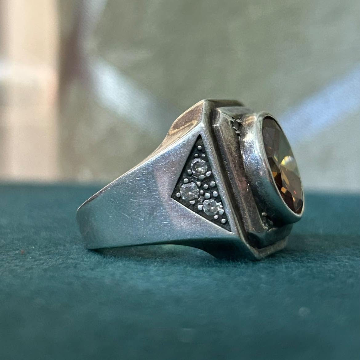 خاتم💍رجالي فضة مزين بحجر سترين الأصفر البراق  و الجوانب عريضة مزينة بالزركون اللامع
قياس 19
السعر 75الف دينار عراقي 
للطلب و الاستفسار مراسلة الصفحة 
او على رقم واتساب ***********
